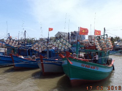 Tàu cá chuẩn bị rời cảng sáng 17-2 Ảnh: Xuân Lương