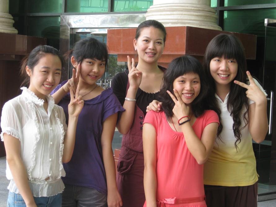 Nhóm nữ sinh Trung Quốc tạo dáng sau khi tập luyện xong bài hát Viếng lăng Bác