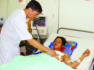 Một nạn nhân bị đâm thủng tim phổi được cứu sống ở bệnh viện tỉnh