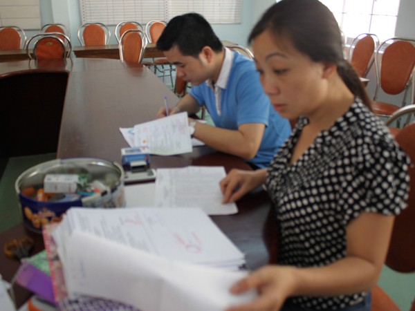 Kiểm tra hồ sơ đăng ký tuyển sinh lớp 1 tại trường tiểu học Nguyễn Thái Học, TP Vũng Tàu