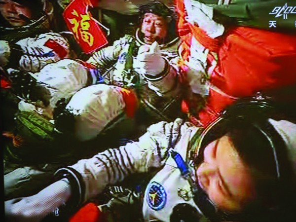 Thần Châu-9 đổ bộ trạm vũ trụ