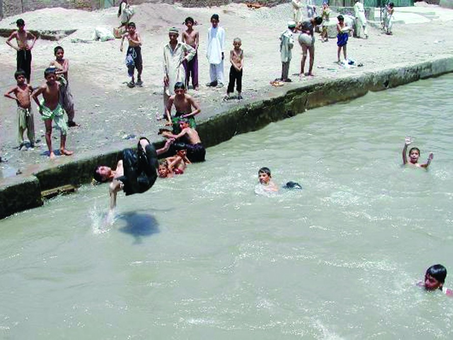 Các con kênh ở Peshawar, thành phố phía tây bắc Pakistan luôn chật kín người dân đến tắm để đối phó cái oi bức của thời tiết