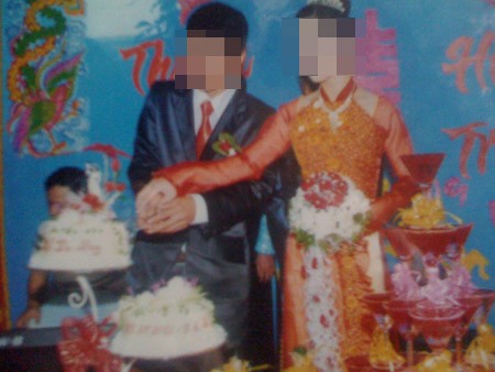 Vợ bỏ trốn trong đêm tân hôn vì phát hiện chồng có con với gái mại dâm