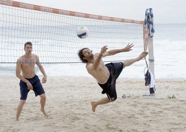 Cầu thủ Italia ngực trần chơi bóng chuyền bãi biển