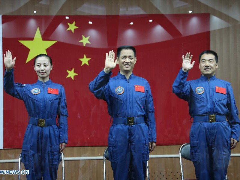 Ba nhà du hành vũ trụ Vương Á Bình (ngoài cùng bên trái), Nhiếp Hải Thắng (giữa), Trương Hiểu Quang gặp gỡ truyền thông trước khi thực hiện nhiệm vụ