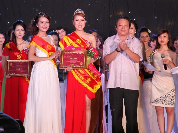 Nữ sinh trường báo đăng quang Hoa khôi sinh viên Hà Nội 2013