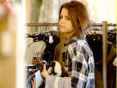 Selena Gomez hốc hác, kém sắc khi đi mua sắm