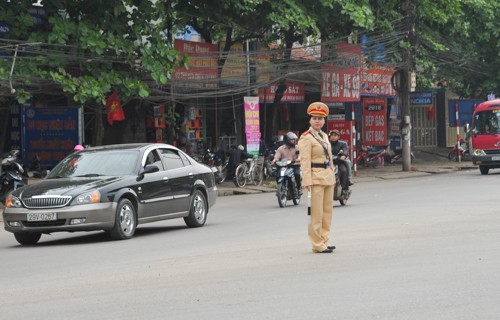Nữ cảnh sát giao thông đất Tổ xuống phố