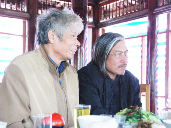 Nhà báo Trần Đình Bá (trái) cùng tác giả
