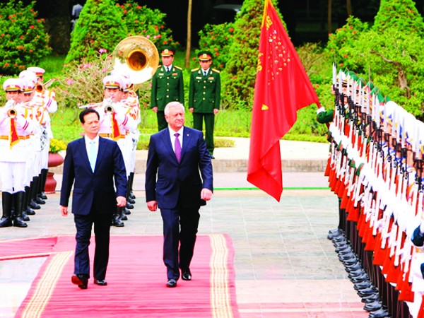 Thủ tướng Nguyễn Tấn Dũng và Thủ tướng Mikhail Myasnikovich duyệt Đội danh dự. Ảnh: TTXVN