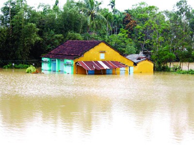 Nhiều xã ven sông Thu Bồn bị ngập nặng