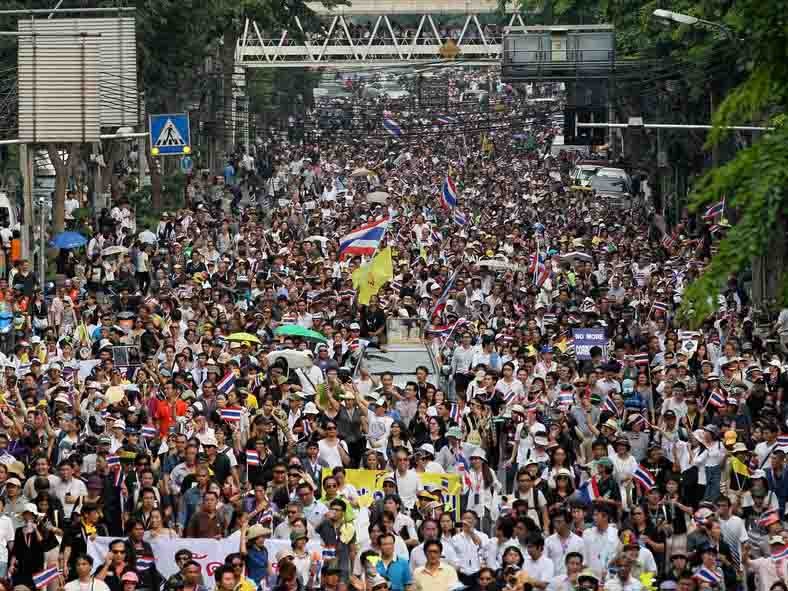 Hàng ngàn người biểu tình chống chính phủ ở Thái Lan