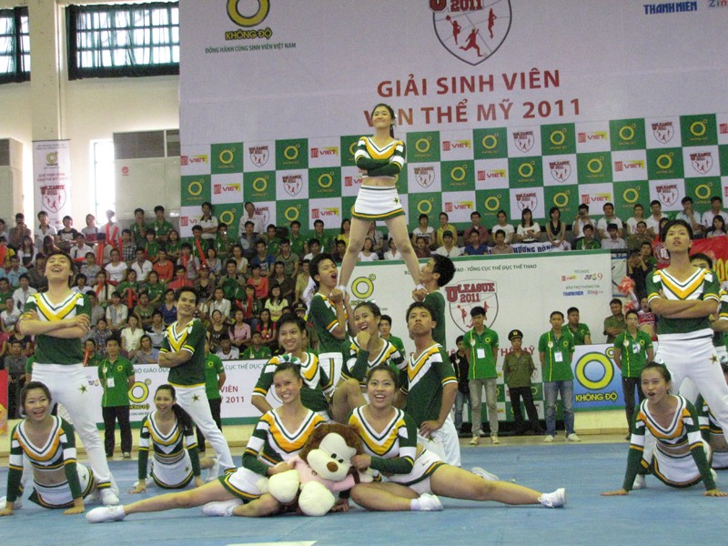 Đội thi đến từ ĐH Kinh tế (ĐHQG Hà Nội) giành giải nhất nội dung Cheerleader (đồng diễn và cổ vũ). Ảnh: Tuấn Nguyễn