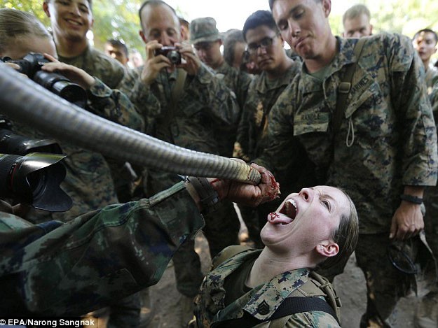 Nữ binh Mỹ luyện uống huyết rắn để sinh tồn