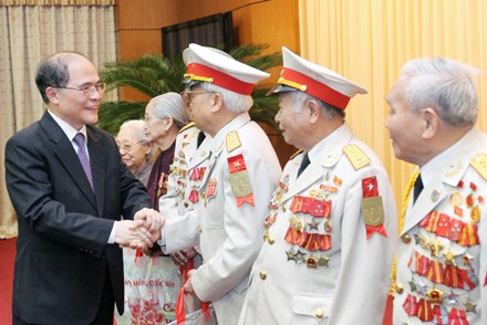 Chủ tịch Quốc hội Nguyễn Sinh Hùng gặp mặt Ban liên lạc Trung đoàn Thủ đô