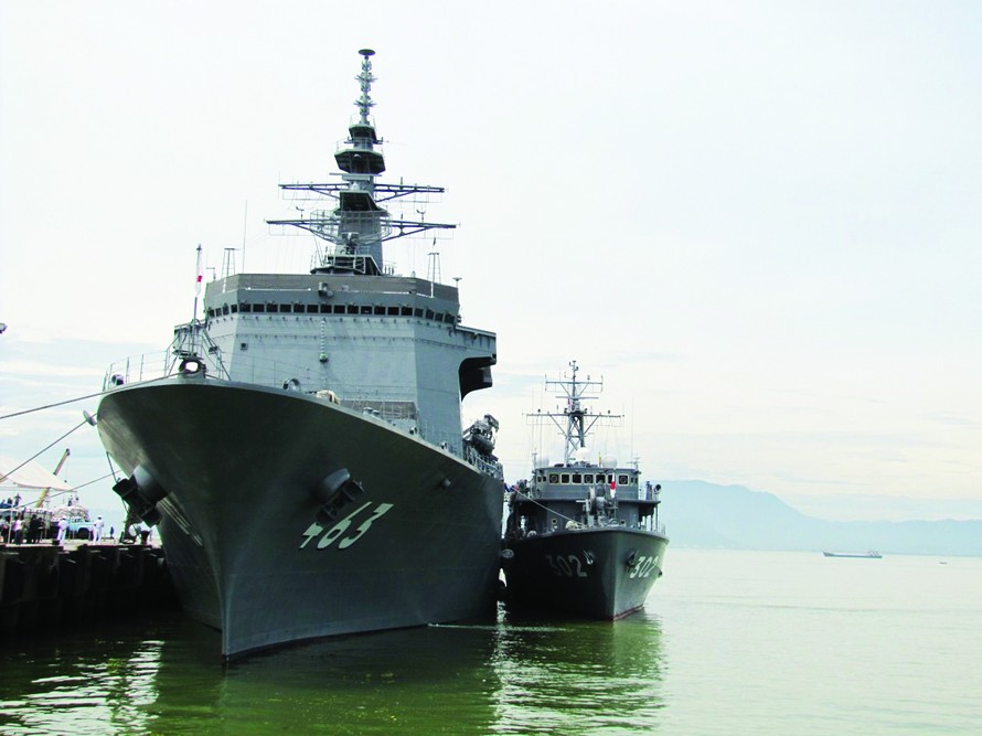 Hai tàu chiến Nhật ở Đà Nẵng. Ảnh: Nam Cường