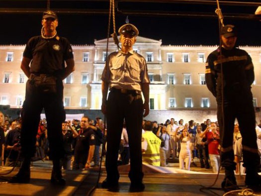 Cảnh sát Hy Lạp treo cổ... biểu tình