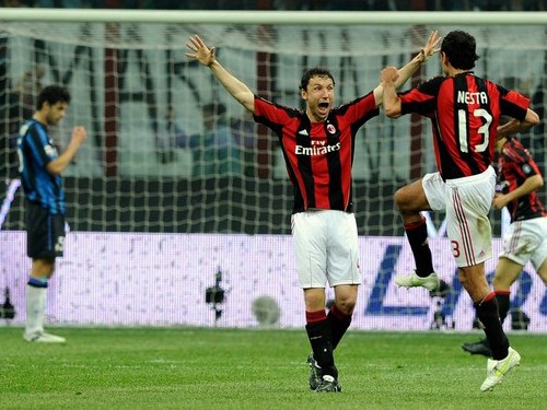 Milan vùi dập Inter trong 'siêu kinh điển nước Ý'