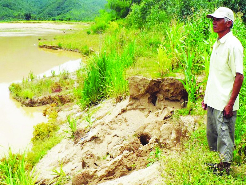 Sông Kôn sạt lở theo từng mùa mưa lũ khiến nhiều người dân Đại Mỹ (Đại Hưng, Đại Lộc, Quảng Nam) lo sợ - Ảnh: Nguyễn Huy