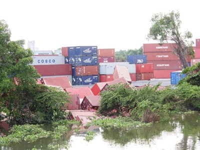 Gần 100 container chứa bột mì bị đổ xuống sông
