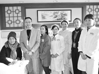 Viện trưởng Vương Hoài Trung chụp ảnh cùng bệnh nhân