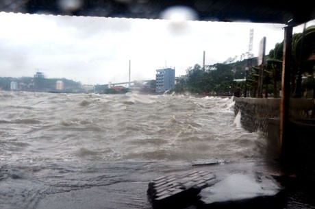 Quảng Ninh: Sóng cao hàng mét đánh vỡ kè biển