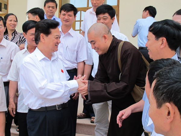 Thủ tướng Nguyễn Tấn Dũng trò chuyện với cử tri huyện Thủy Nguyên Ảnh: Phạm Duẩn