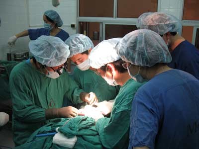 Chuyên gia Mỹ phẫu thuật thay khớp miễn phí tại Việt Nam