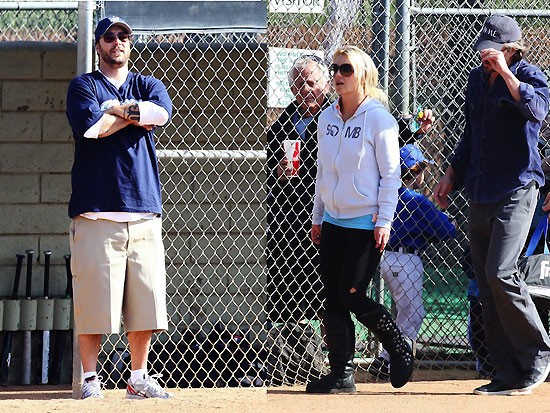 Britney Spears cùng bồ mới đối diện chồng cũ