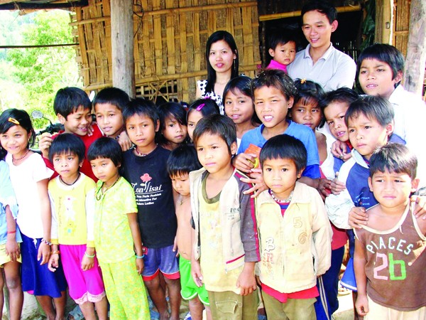 Những giáo viên cắm bản tại thôn A Đâu (xã Dang, huyện Tây Giang, Quảng Nam) bên học trò nghèo. Ảnh: Nguyễn Thành