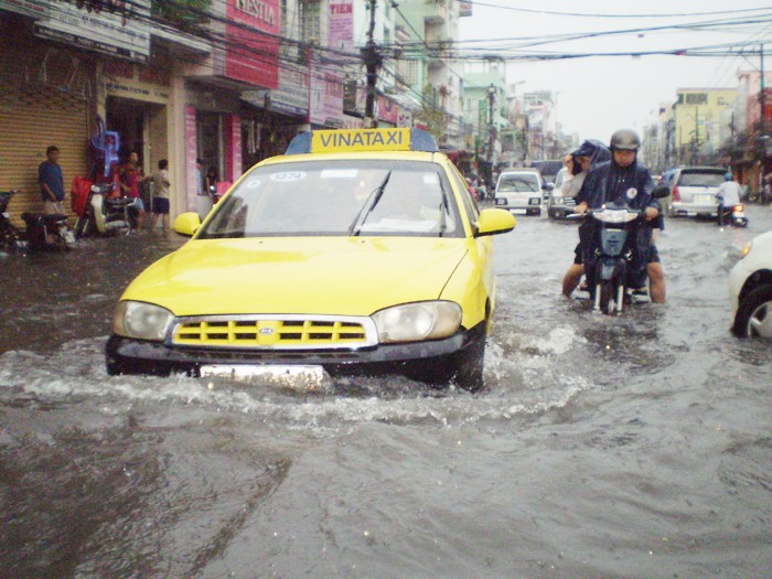 Mưa lớn, TPHCM ngập nặng