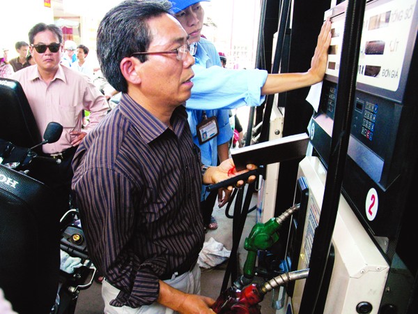 Kiểm tra cột đo cây xăng ở Hà Nội trước một đợt tăng giá mới. Ảnh: H.V