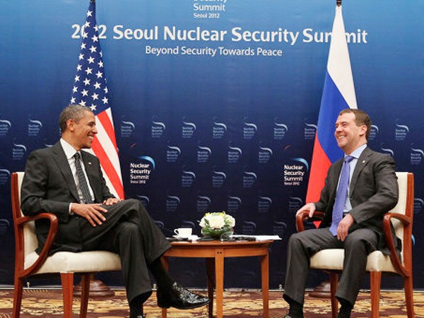 Cuộc gặp song phương giữa Tổng thống Nga Medevedev (phải) và Tổng thống Mỹ Barack Obama bên lề hội nghị hạt nhân Seoul chiều 26-3 Ảnh: Ria-Novosti