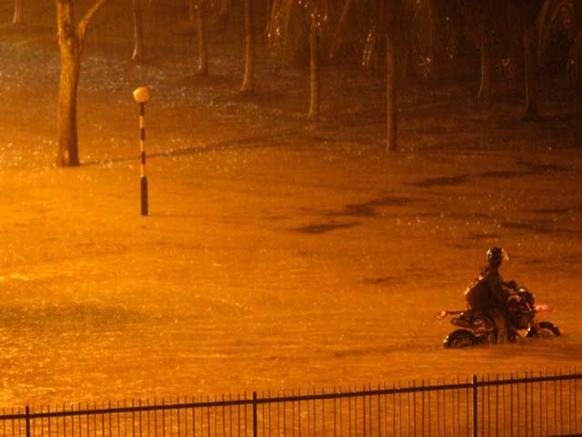 Đường phố Singapore ngập lụt vì ảnh hưởng bão Conson