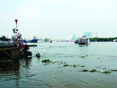 Nước sông Sài Gòn đang ô nhiễm trầm trọng, đe dọa đến nguồn nước sinh hoạt của hơn 8 triệu người