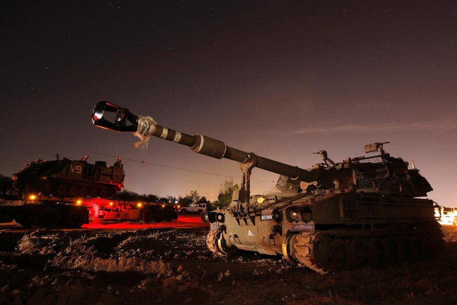 Xem tăng, pháo tự hành Israel 'ùn ùn' kéo tới Gaza