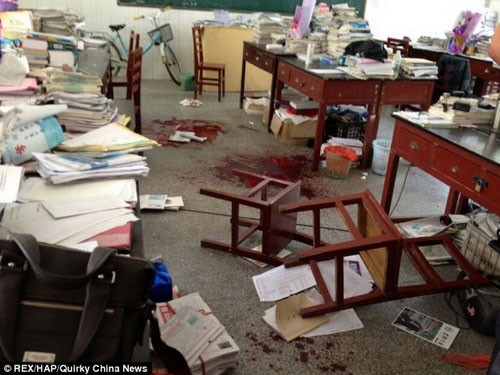 Trung Quốc: Học sinh cắt cổ thầy giáo trong lớp
