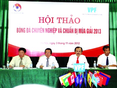 Bóng đá Việt Nam trước mùa giải 2013 và câu hỏi 'đầu tiên'