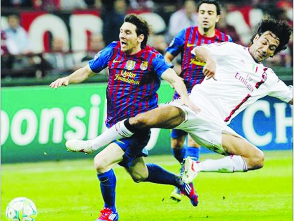 Hàng thủ AC Milan đã gây nhiều khó khăn cho Messi và đồng đội Ảnh: Getty Images