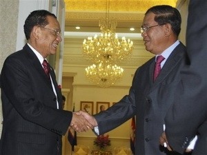 Phó Thủ tướng Thái Lan Trairong Suwankiri và Thủ tướng Campuchia Hun Sen. (Nguồn: AP/TTXVN)