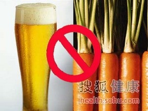 Ăn cà rốt khi uống rượu bia có thể tạo độc tố