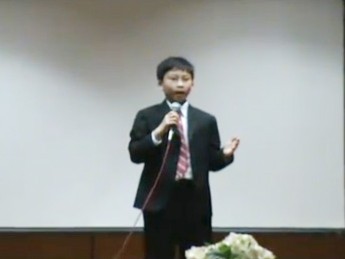 Khang tại cuộc thi tài năng diễn thuyết tổ chức vào năm 2010