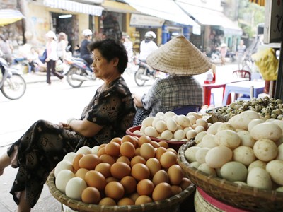 Trứng gà, vịt bán tại thị trường Hà Nội