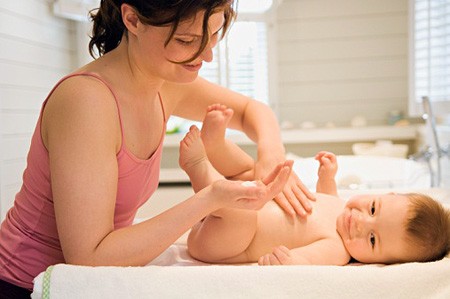 Massage thường xuyên giúp trẻ mau lớn, tăng sức đề kháng