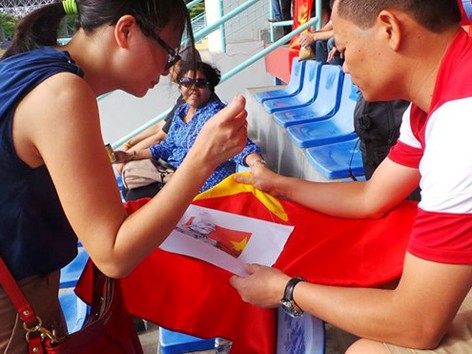 CĐV thêu cờ Tướng Giáp ủng hộ U19 Việt Nam