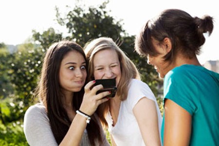 Teen dùng điện thoại thông minh dễ “quan hệ” sớm