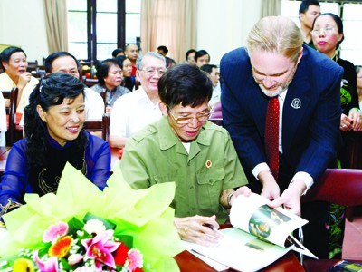 Ông Lê Đức Tuấn ký tặng sách tại lễ tiếp nhận kỷ vật kháng chiến và giới thiệu cuốn Nhật ký bằng tranh, chiều 17-9