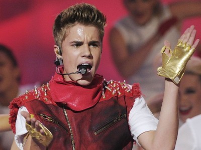 Justin Bieber lại bị kiện vì hành hung hàng xóm