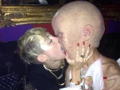 Miley Cyrus bị bắt quả tang hôn ‘dị nhân’ trong hộp đêm
