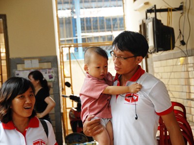 Nguyễn Tiến Danh và em nhỏ trong chương trình Nụ cười cho em
